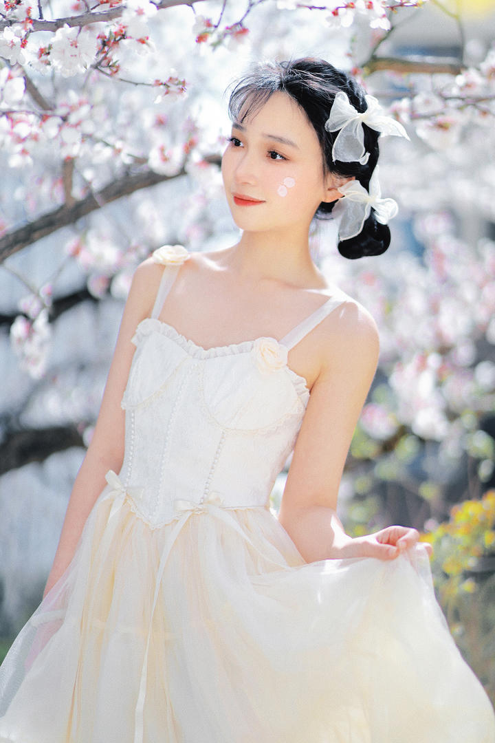 中国甜美养眼少女春日郊游个人写真图片