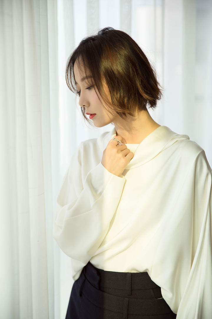 国内女明星壁纸大全王珞丹高清短发发型写真图片