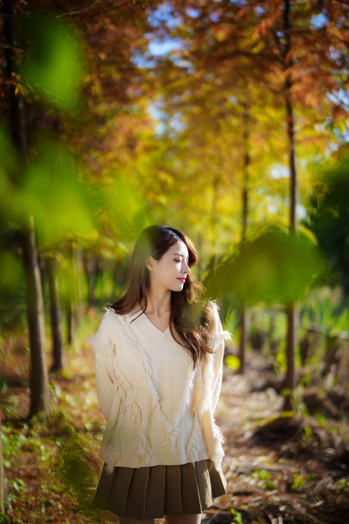 森林中漫步的清纯韩国JK制服美女写真图片