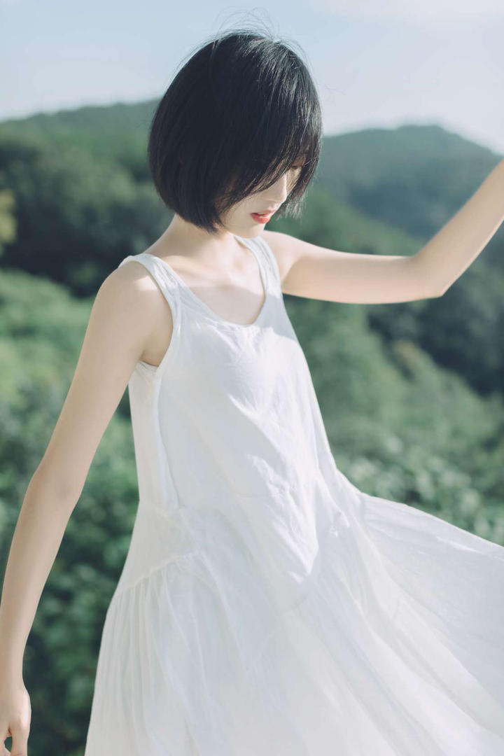 清纯短发女生白裙唯美写真图片