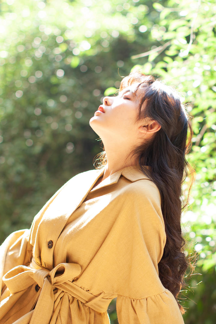 闭眼享受的清纯美女黄子卿写真图片