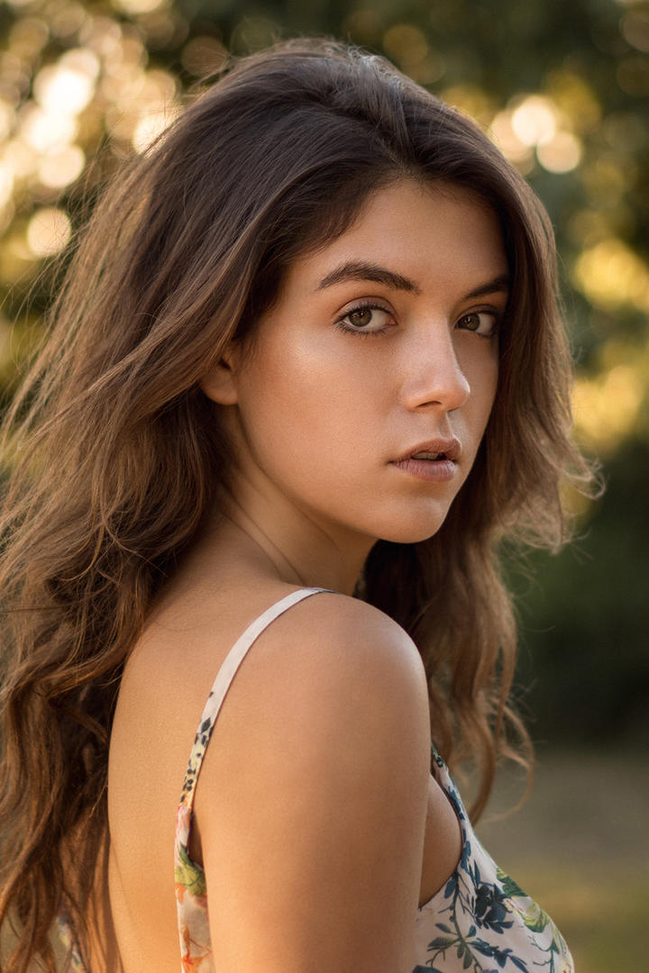 高清欧美美女侧脸写真图片