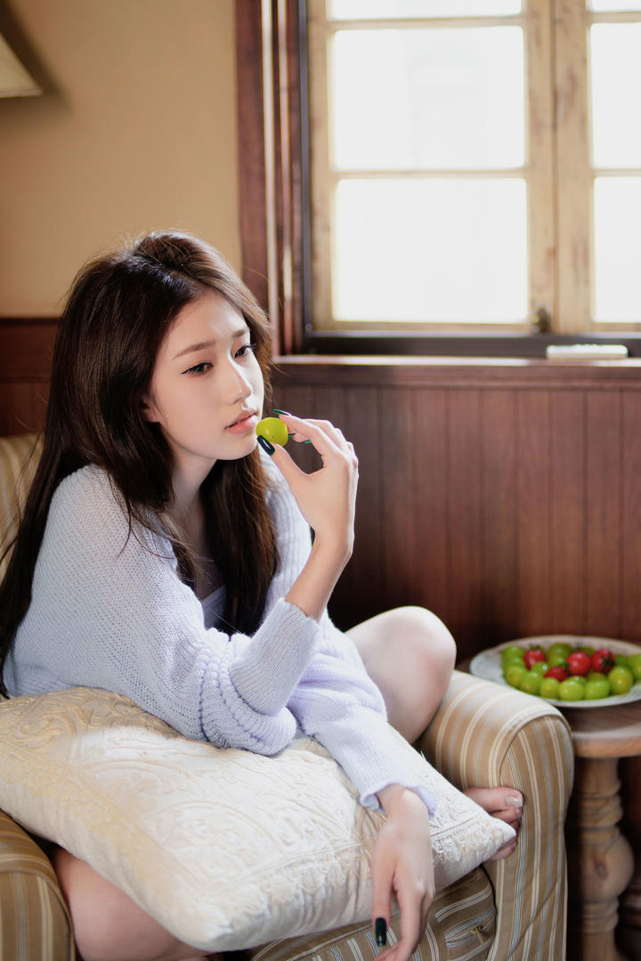 吃葡萄的美女主播图片