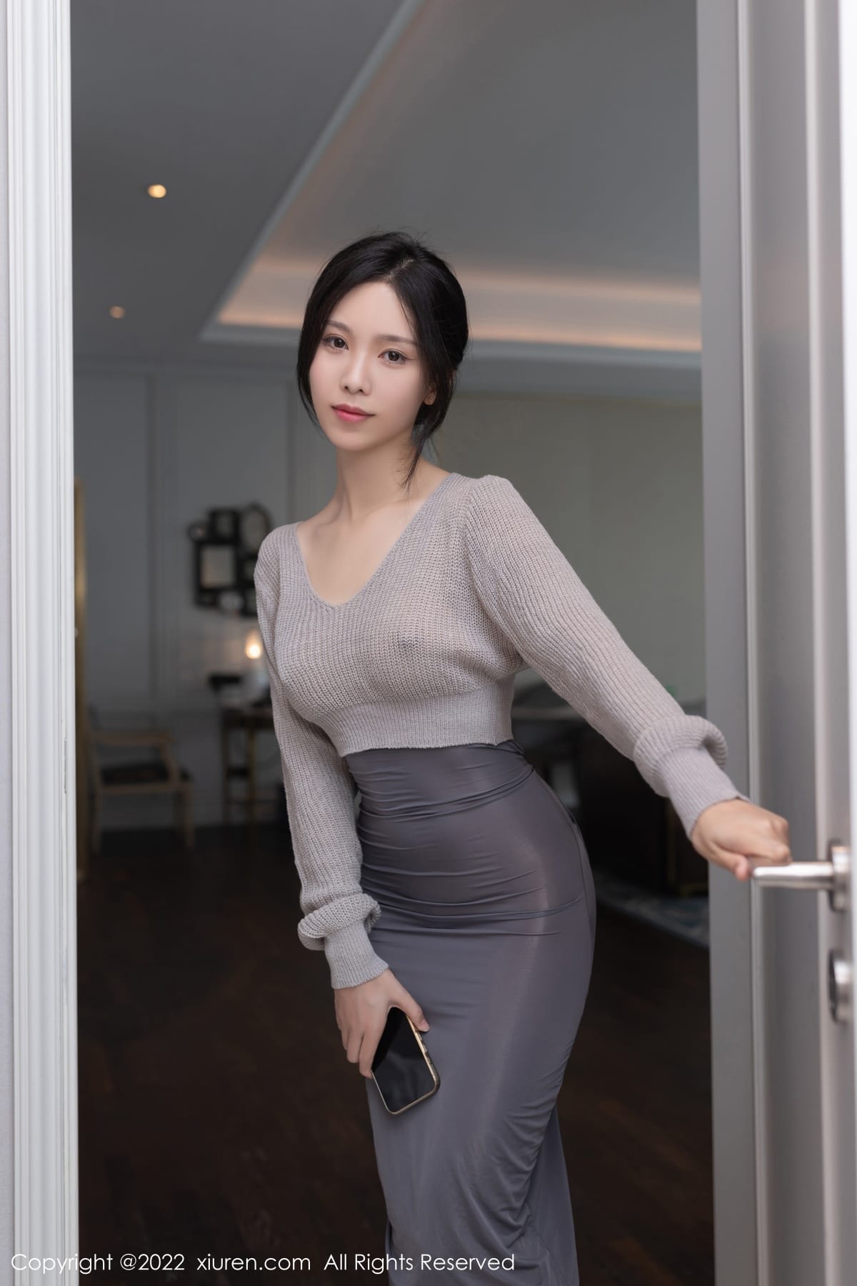 秀人网美女模特抖娘利世灰色毛线上衣素色长裙性感写真