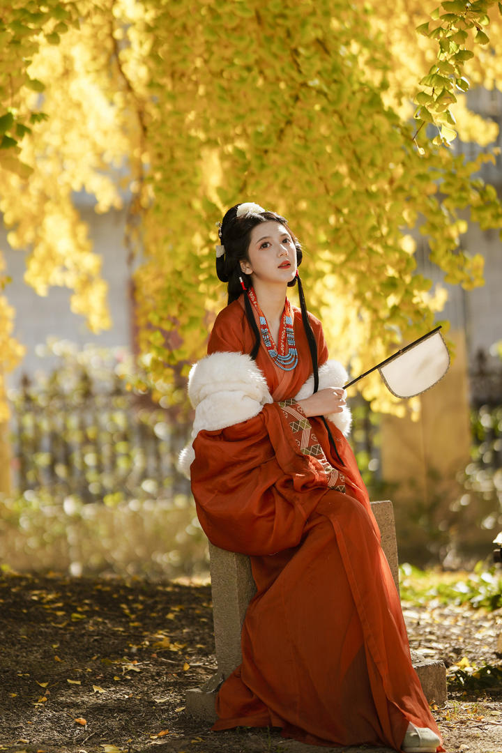坐在树下的唯美汉服美女个人艺术写真照片