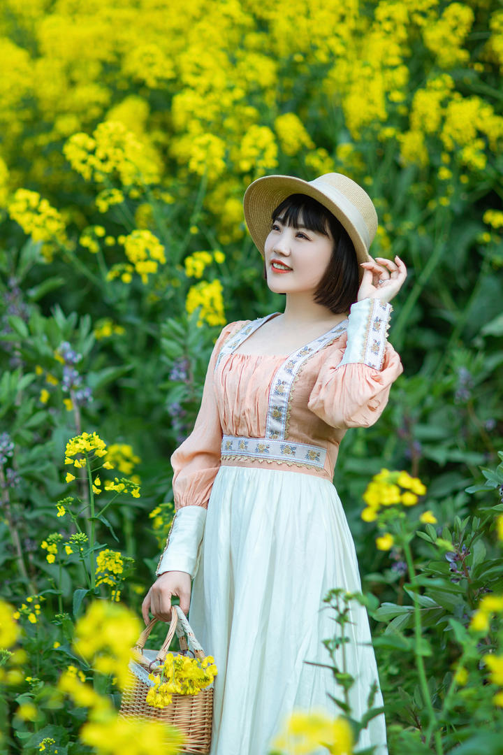 油菜花田里的清纯美女写真壁纸图片