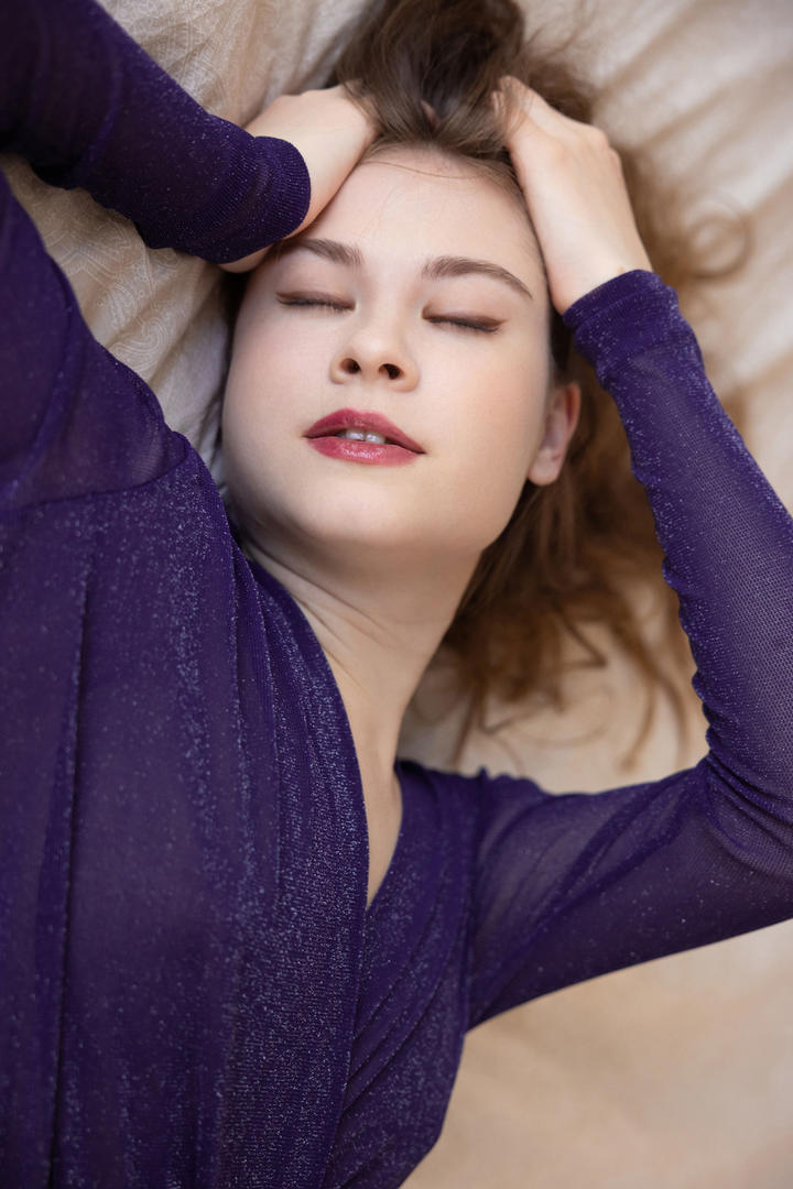 双手抱头的欧美成熟美女高清床照图片