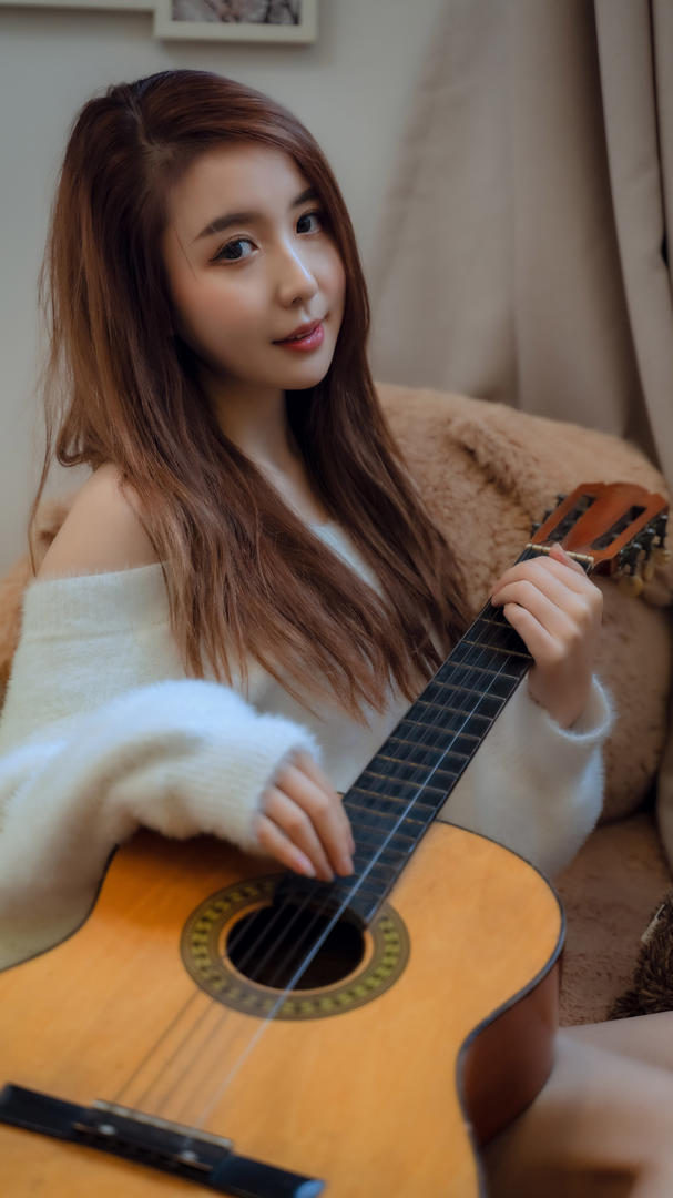 178图库弹吉他的小美女写真图片大全