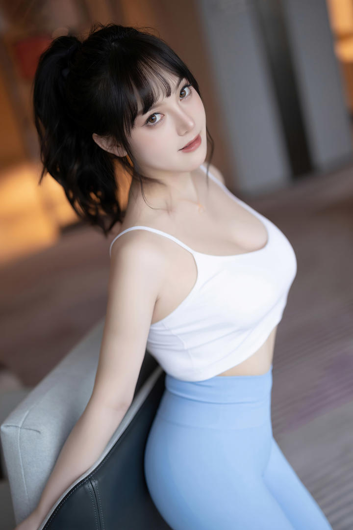 穿性感紧身裤的国产顶级超模豆瓣酱美女套图