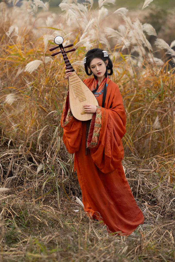 抱着琵琶的古装汉服美女个人艺术写真图片