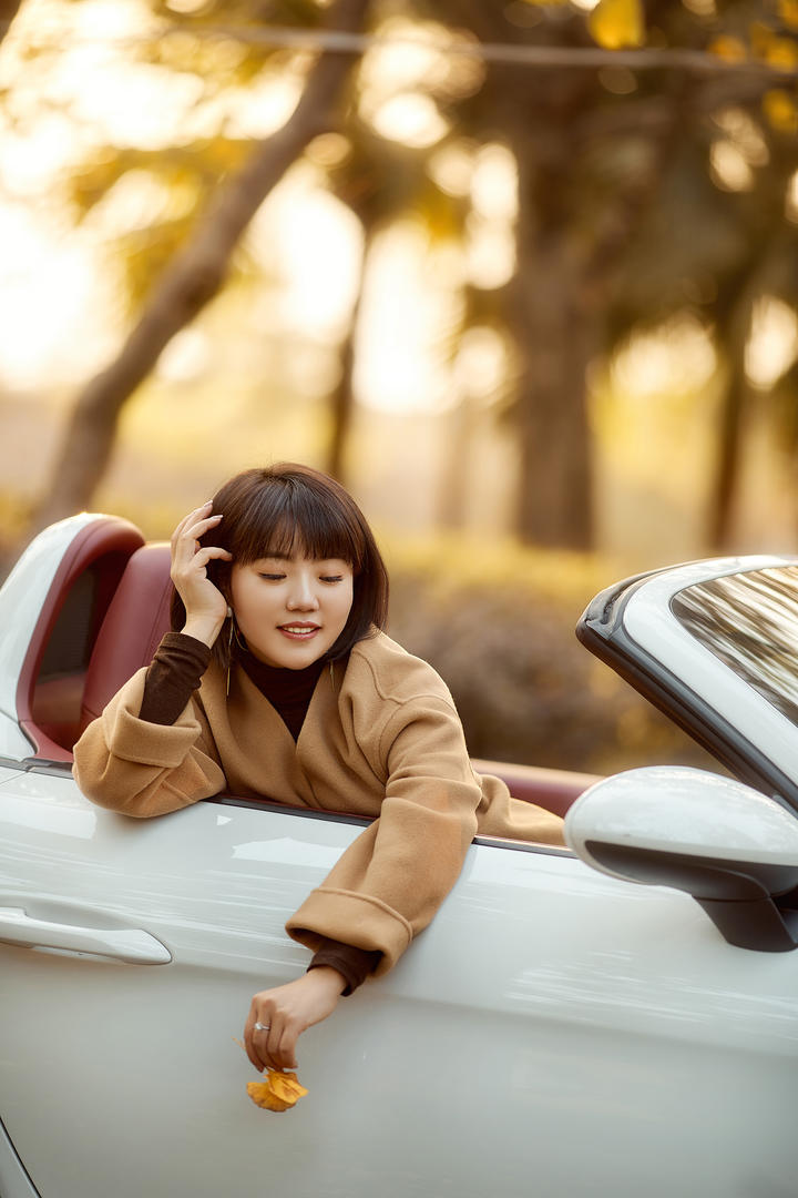 敞篷车上的短发美女车模高清艺术照图片