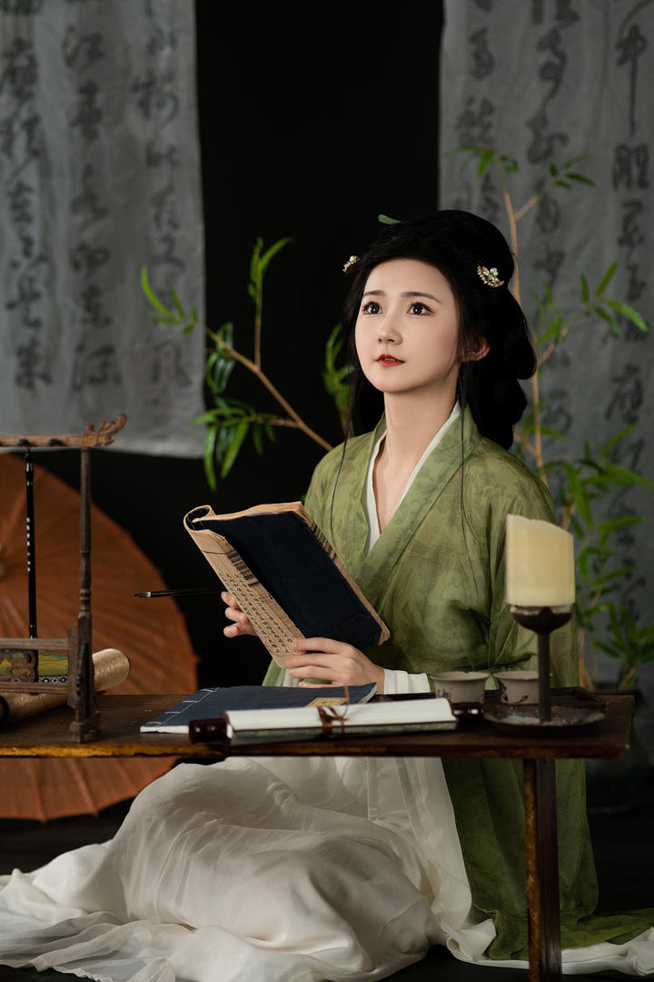 读善本书的青色古装汉服美女写真图片