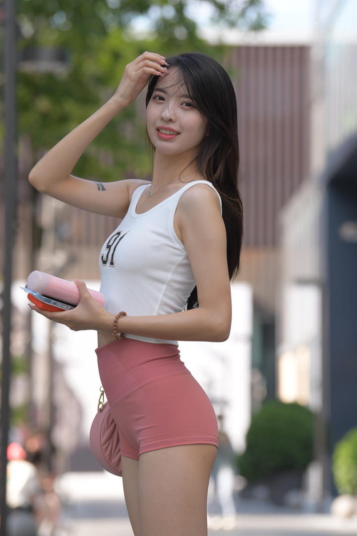 克拉女神街拍运动热裤美女图片