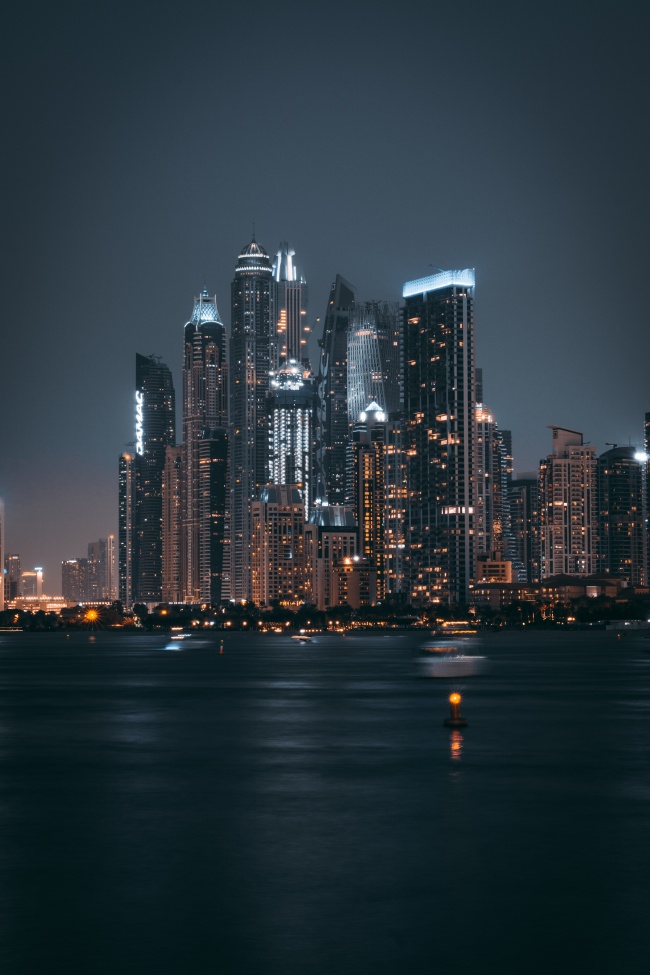 江滨城市高楼建筑夜景图片