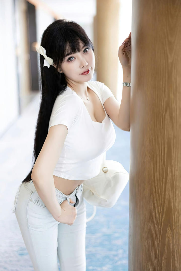 长发及腰的清纯女神杨晨晨国产无码写真图片