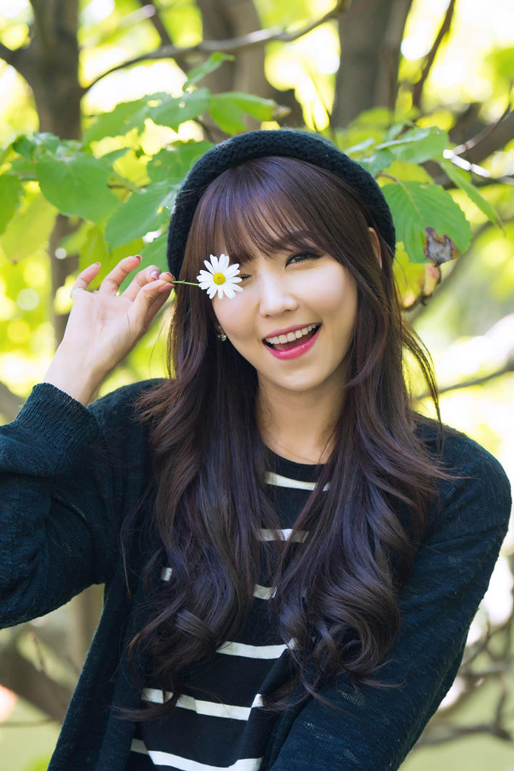 拿着花朵的韩国高清美女图片