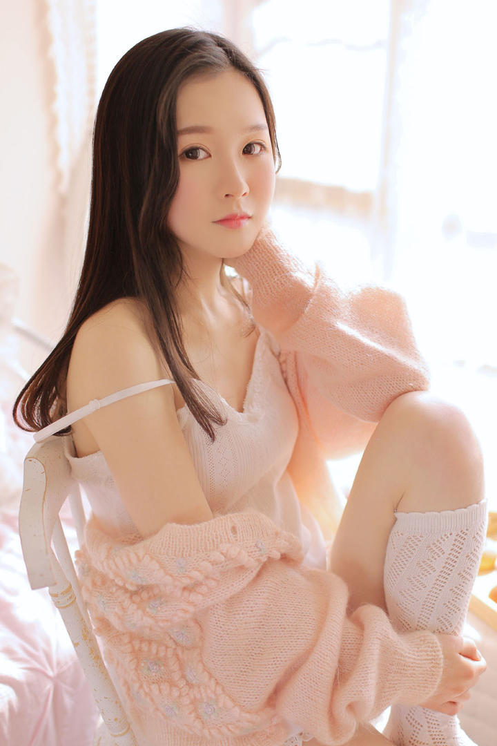 脱下毛衣的粉嫩美女清纯女生头像图片大全
