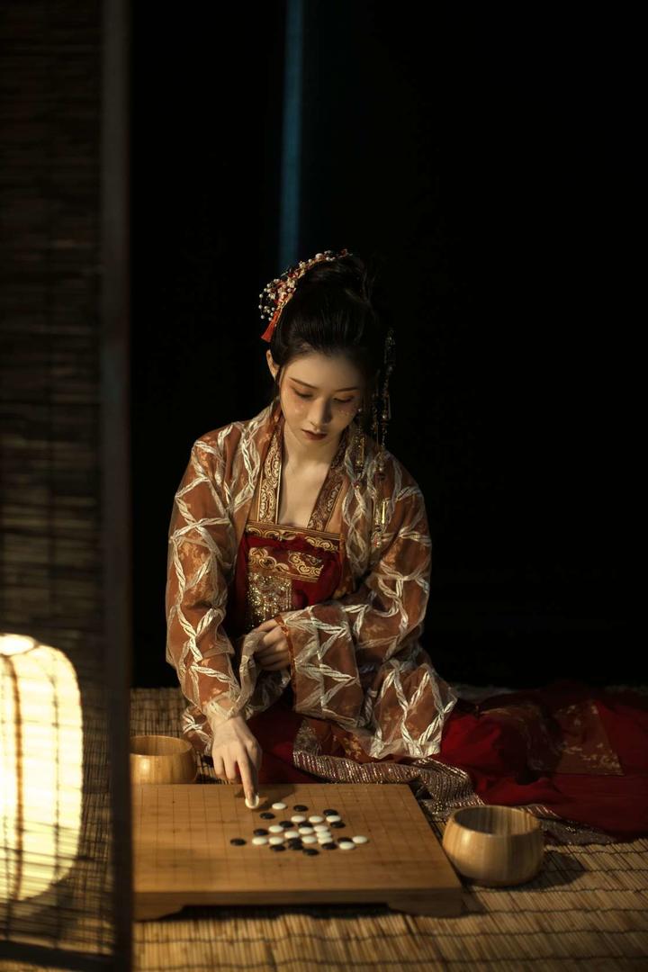 下围棋的古装美女艺术写真图片