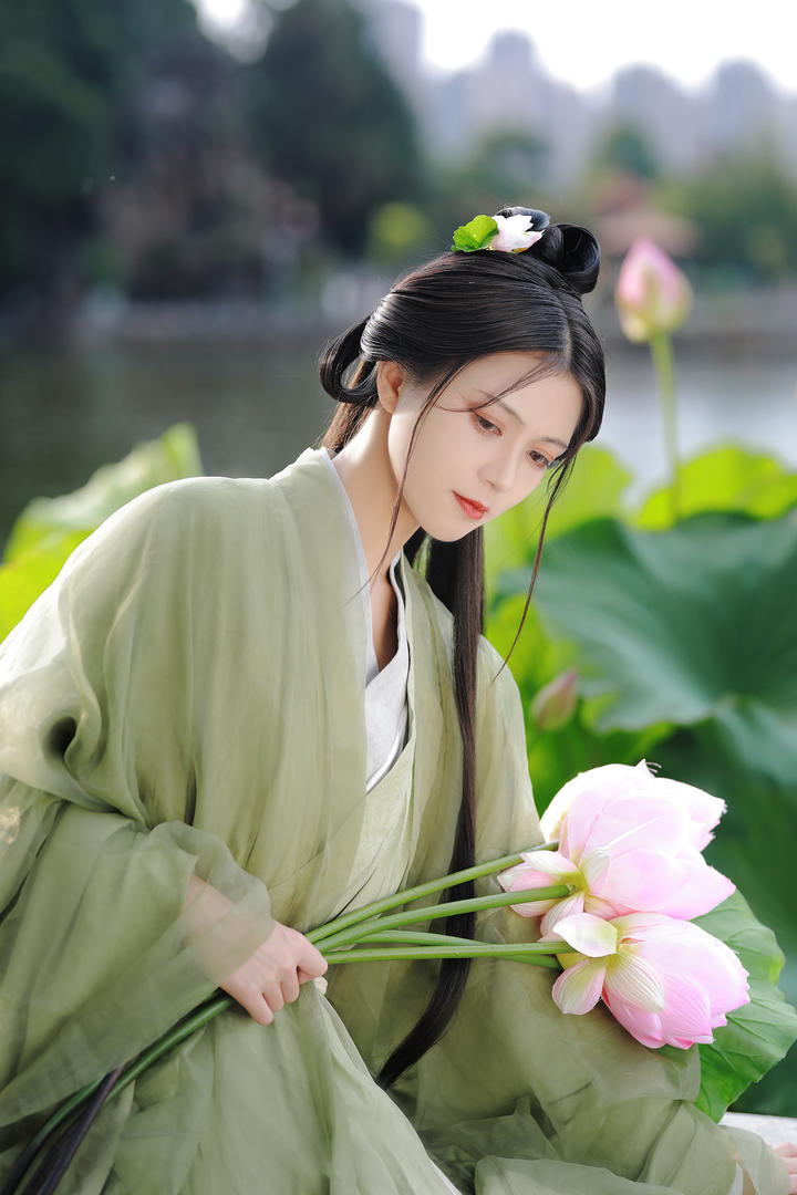 站在荷塘月色绝色美女古装艺术照