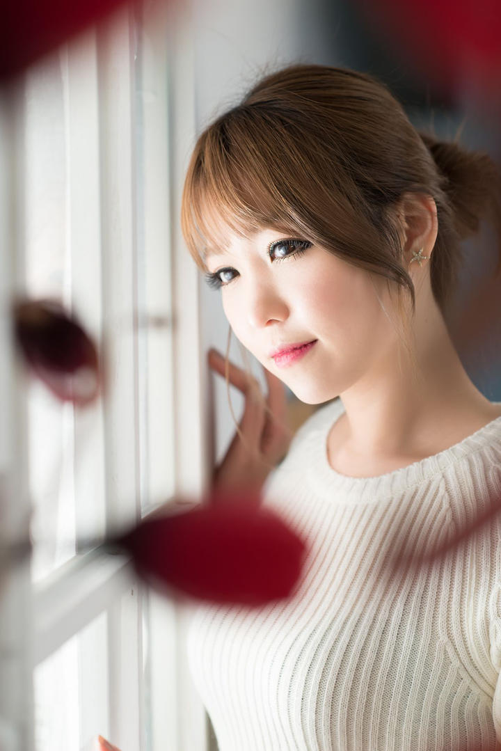 站在窗户边的高清韩国美女模特李恩慧图片