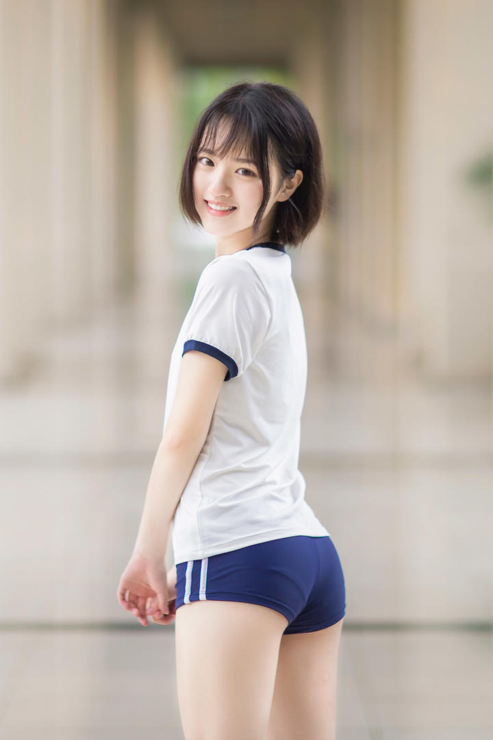 穿运动短裤的短发发型女学生图片