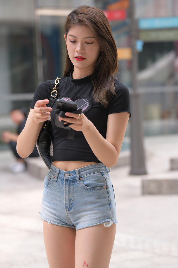 99国内精品街上偷拍牛仔裤美女图片
