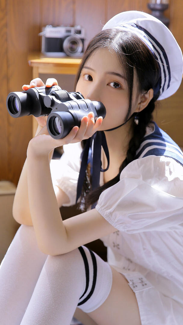 拿着望远镜的极品清纯制服美女写真图片