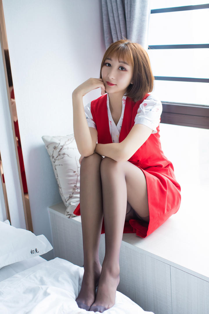 坐在飘窗上的性感丝袜美腿美女图片