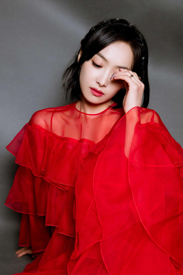 忧郁的中国美女明星宋茜写真