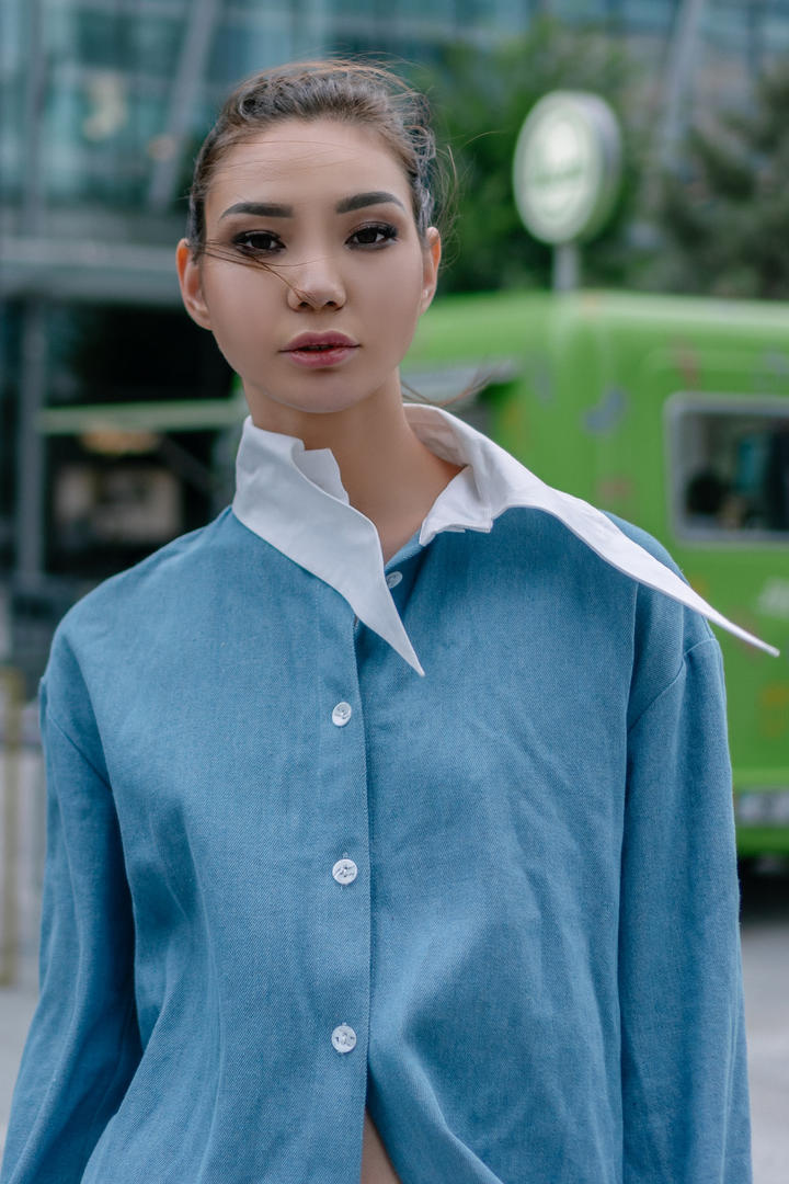 街拍蓝色衬衣的欧美美女图片