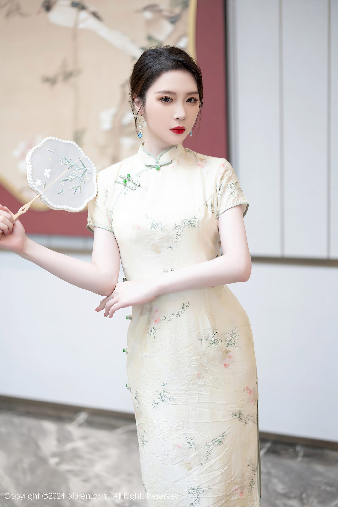 秀人网模特梦心玥浅黄色旗袍搭配魅惑肉丝哈尔滨旅拍