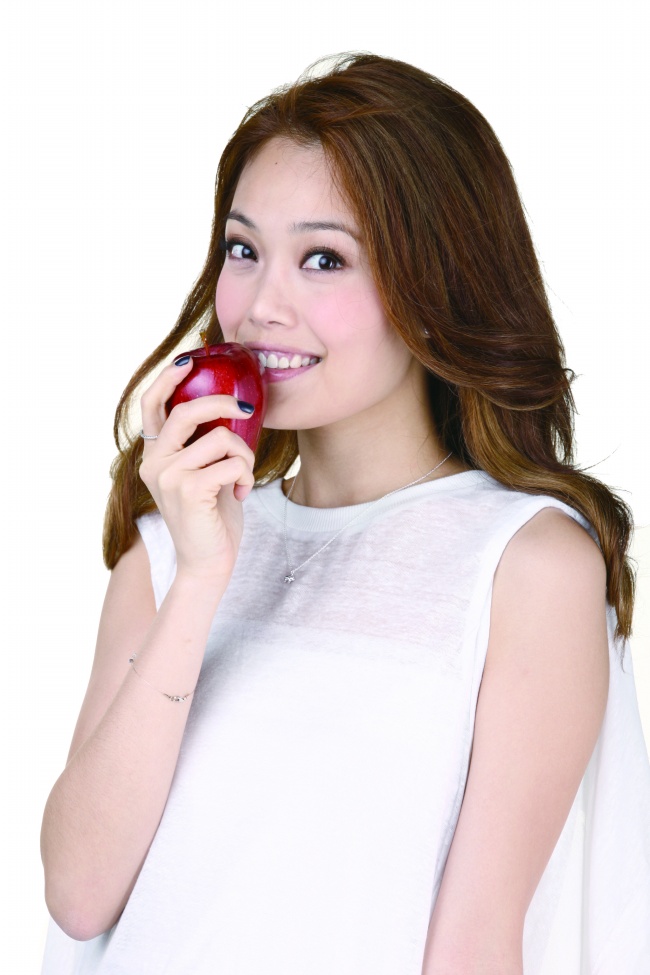 容祖儿亲吻苹果图片