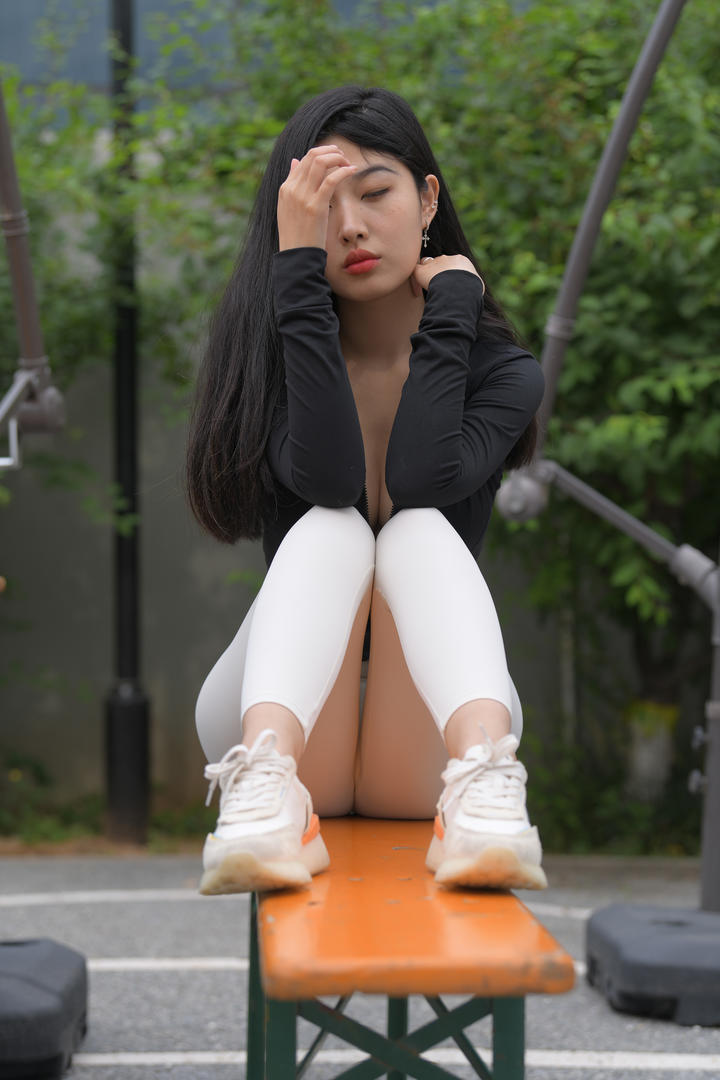 坐在长椅上的紧身裤美女3A街拍图片
