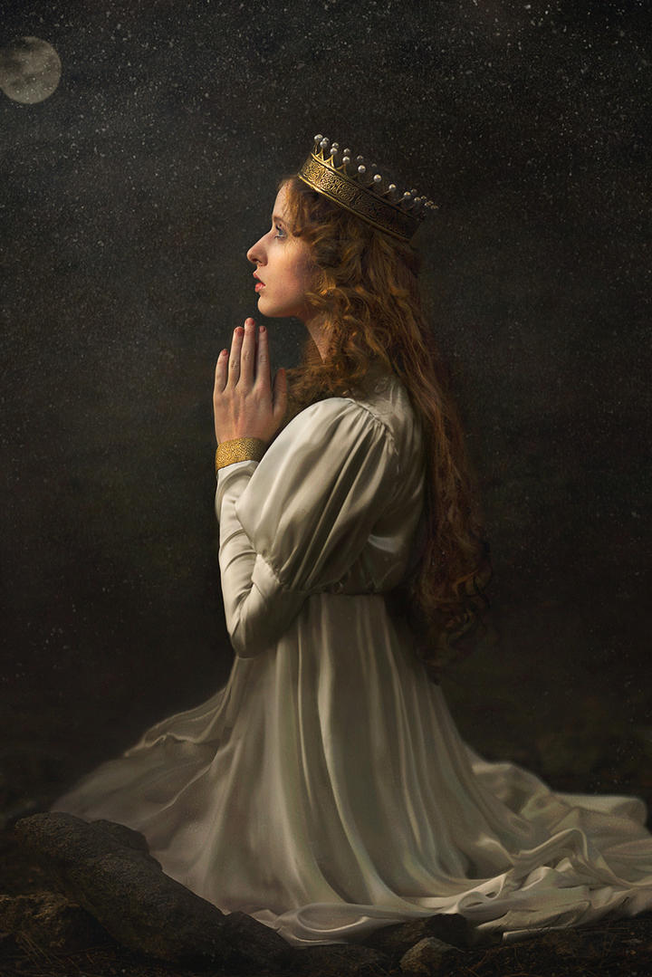 头戴王冠祈祷的的欧美美女图片