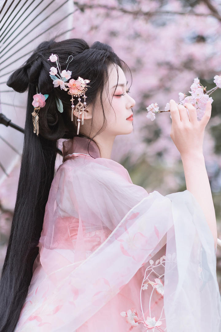 长发及腰的古装美女赏花图片