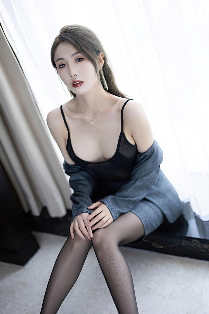 酒店里脱制服的性感黑丝美女秘书私密照图片