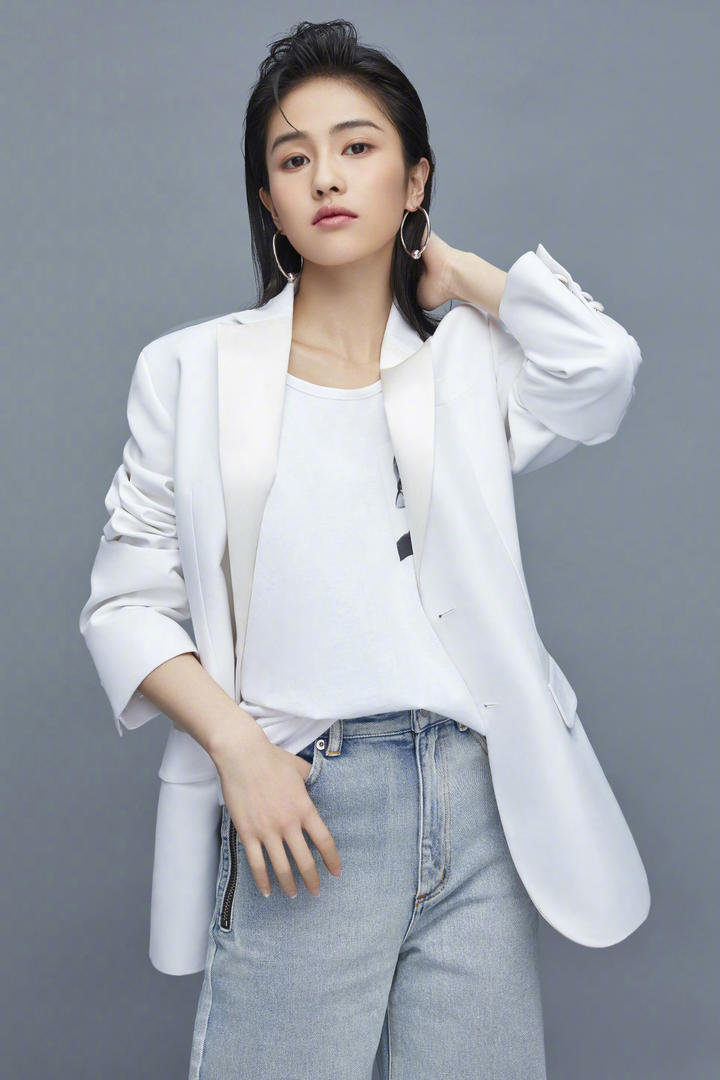 穿着牛仔裤的时尚女明星白鹿写真图片