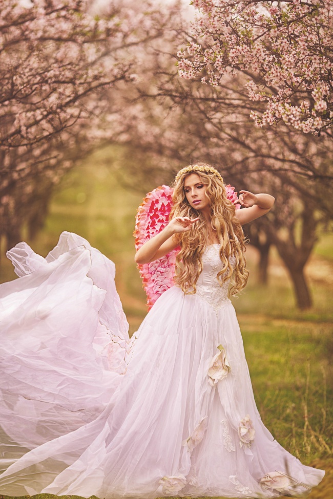 卷发美女唯美婚纱图片