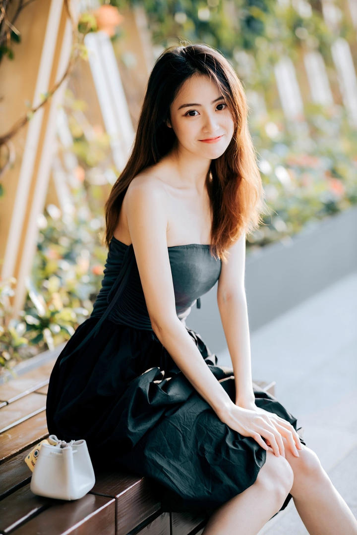 坐在长椅上的高清气质美女户外写真图片