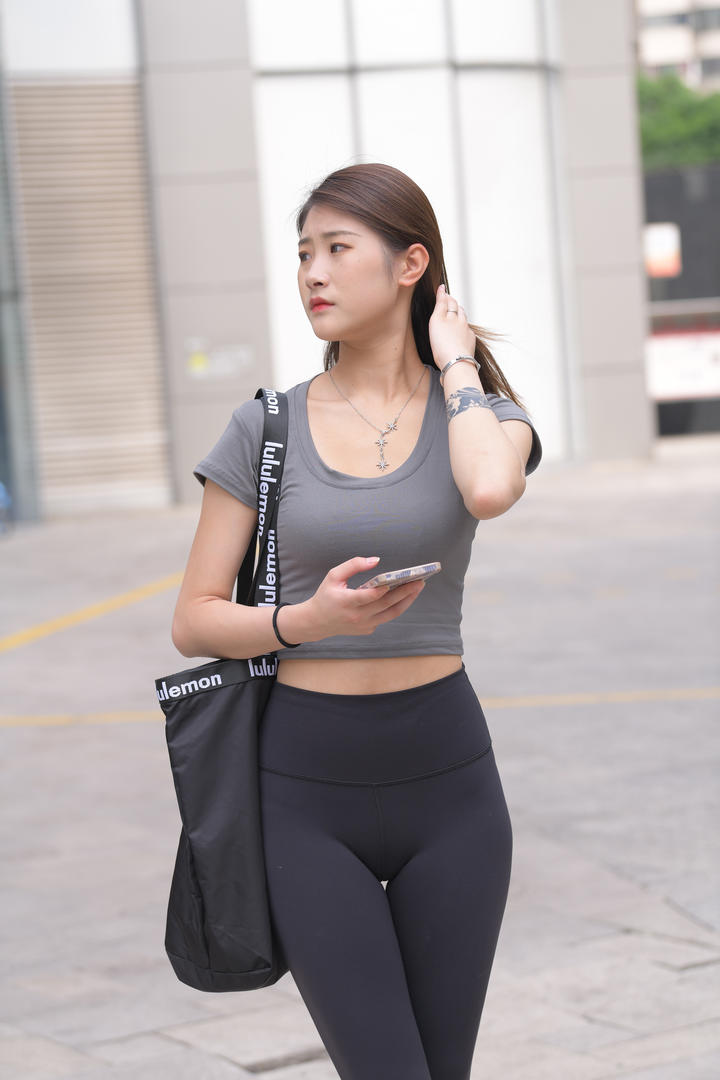 玩手机的紧身裤美女日本街拍美女图片