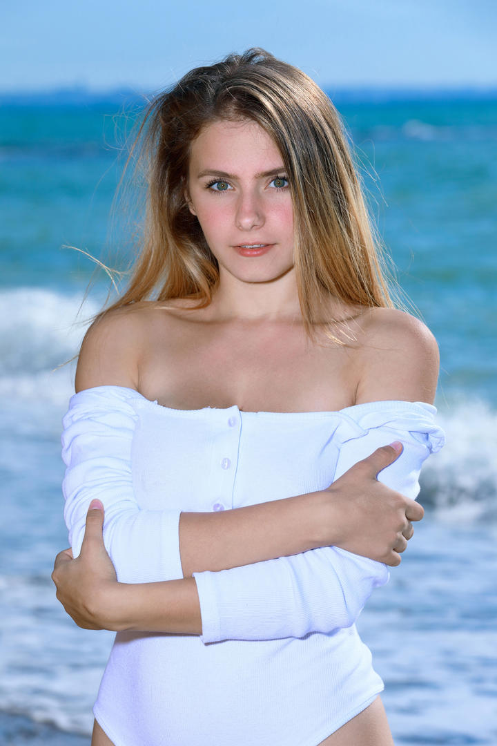 海边的欧美金发泳装美女模特性感写真