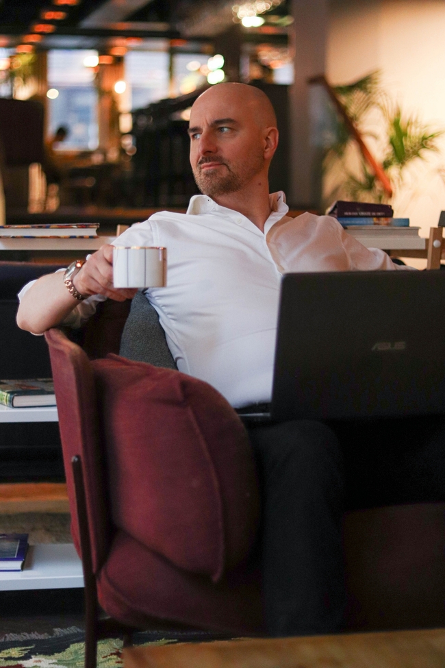 酒店大堂端着一杯咖啡的帅哥图片