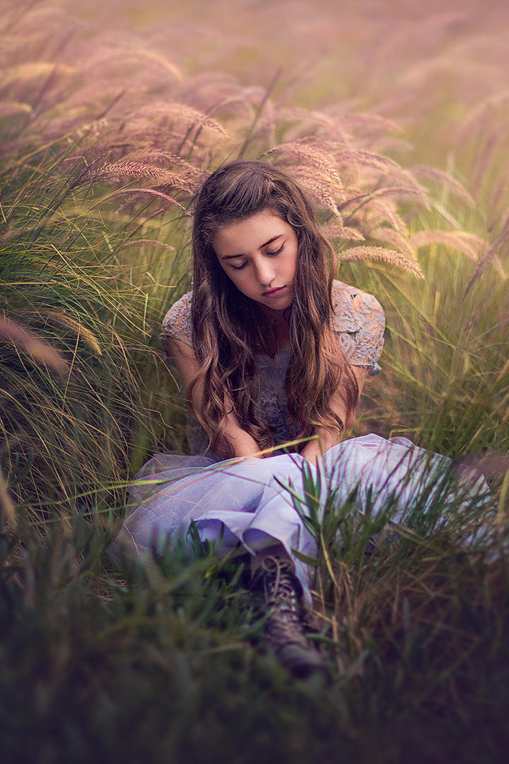 坐在花丛中的欧美小美女写真