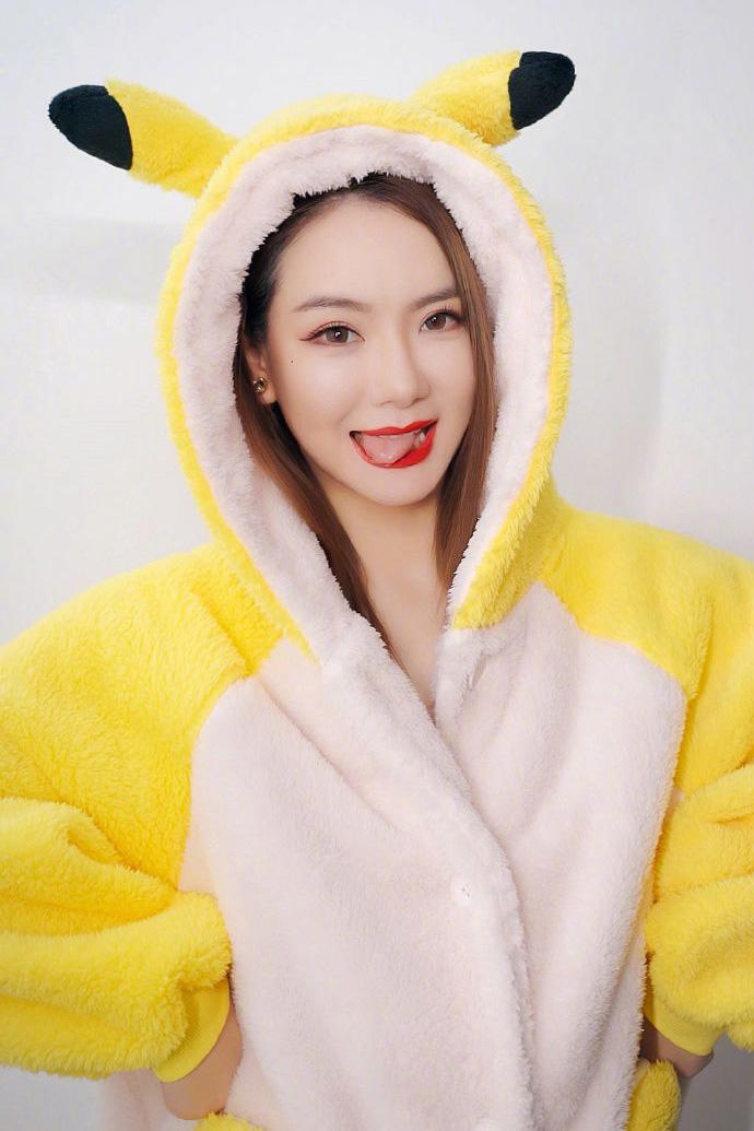 美女明星戚薇图片皮卡丘睡衣可爱写真图片