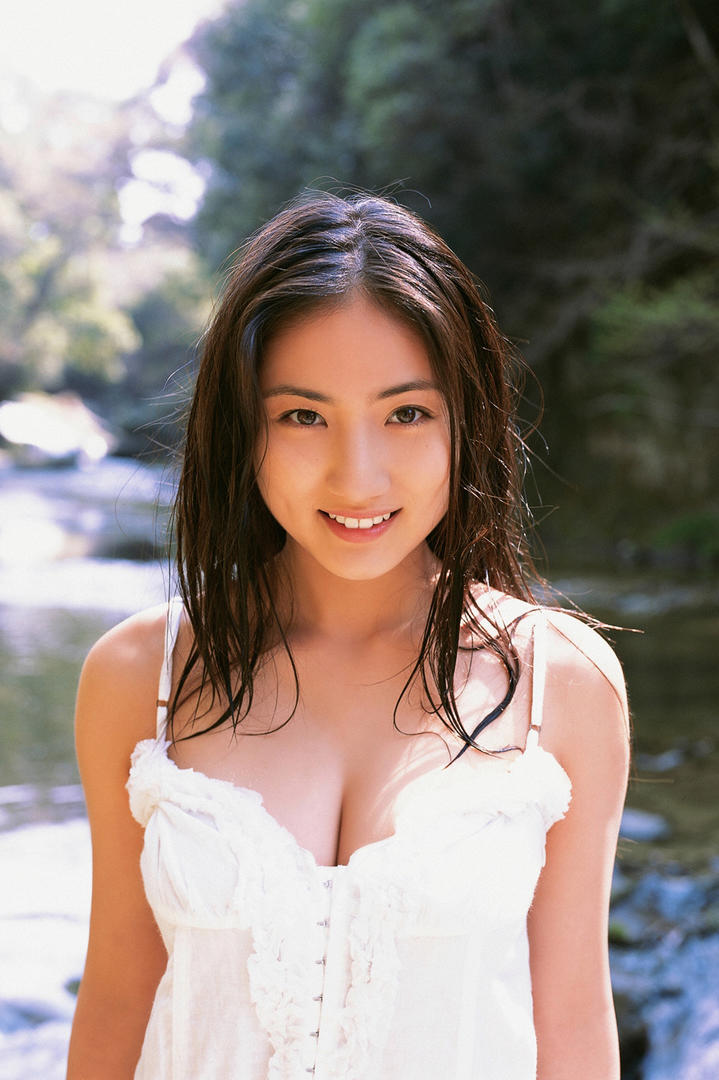 日本清纯美女野外性感人体写真图片