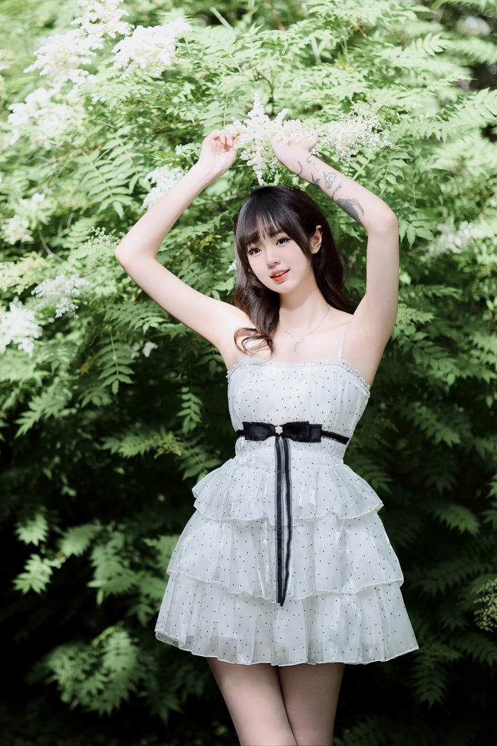 年轻活泼美女主播图片