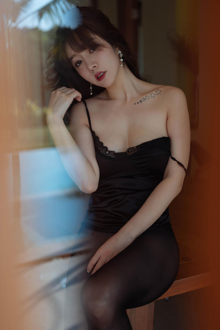 成熟美女王雨纯黑色吊带睡衣性感写真图片