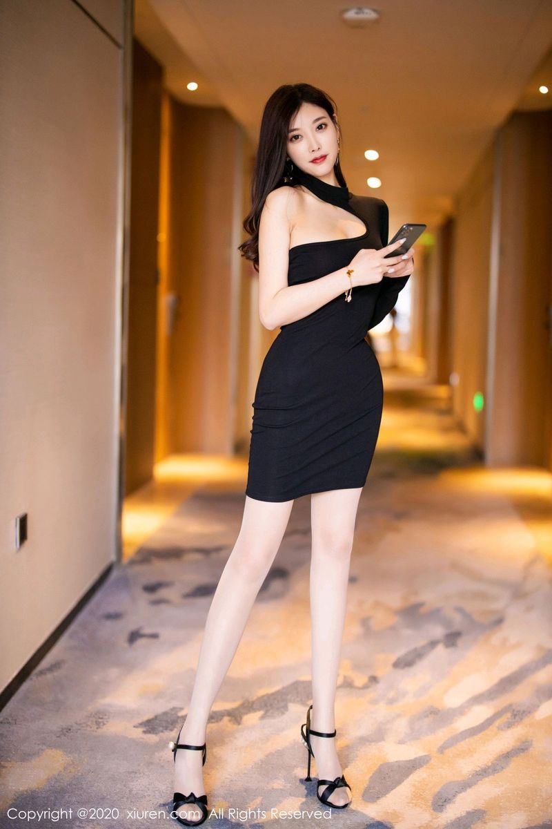 秀人网性感女神杨晨晨sugar低开设计服饰修长美腿极致写真