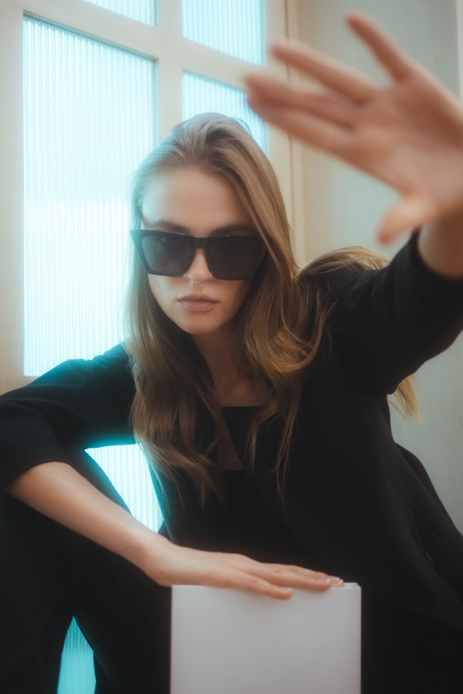 欧美时尚墨镜美女图片