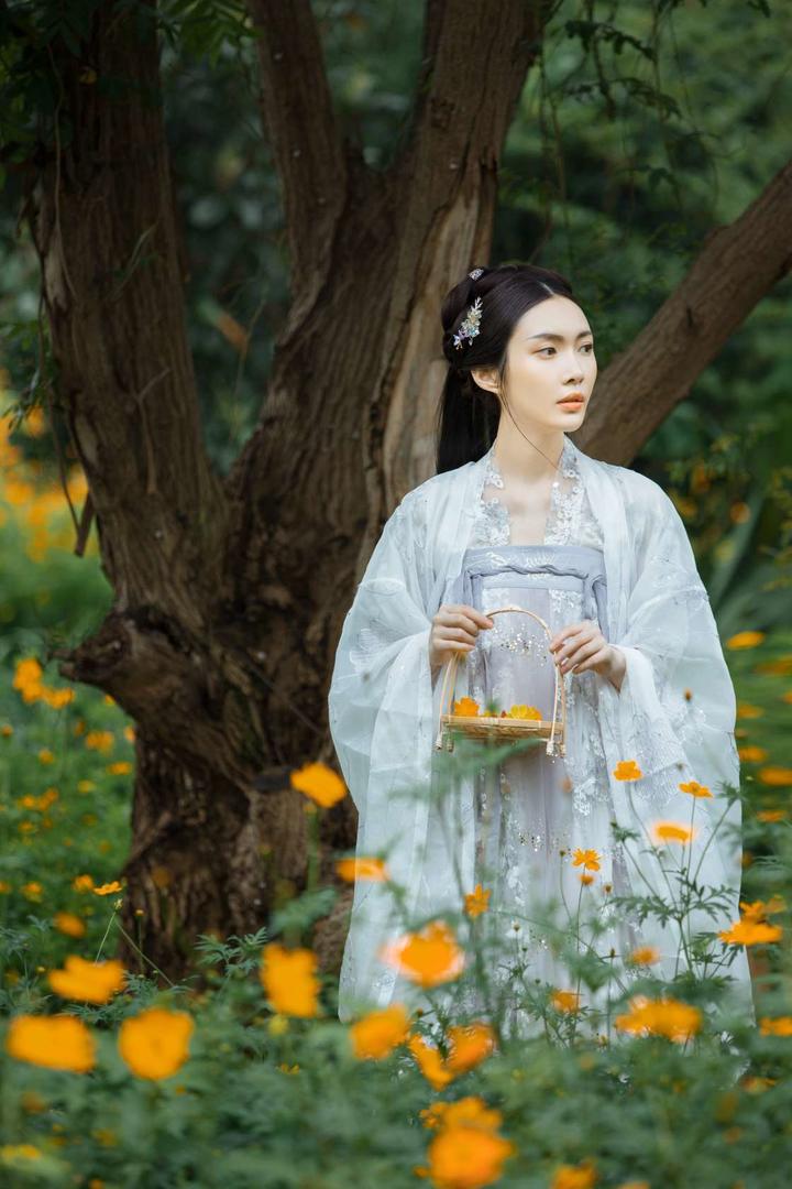 森林中采花的唯美古装美女写真图片